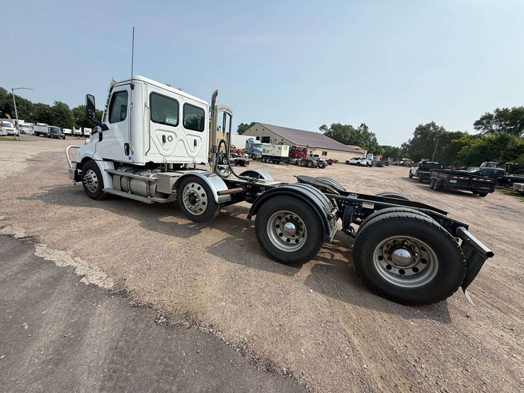 2024-freightliner-semi,-cummins-x15-engine,-420,478-miles,-10-speed,-full-locking-rear-ends,-tri-axl-image-17