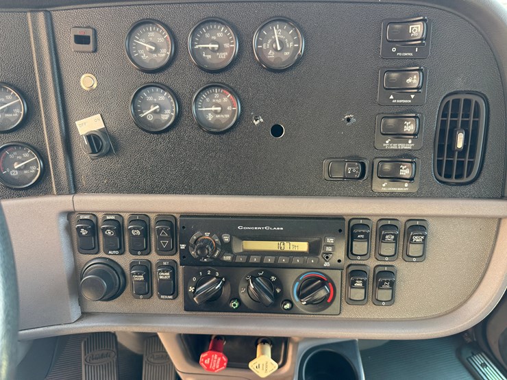 2013-peterbilt-367-image-21