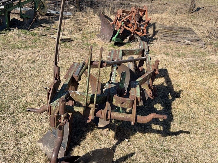john-deere-three-point-three-bottom-plow-image-8