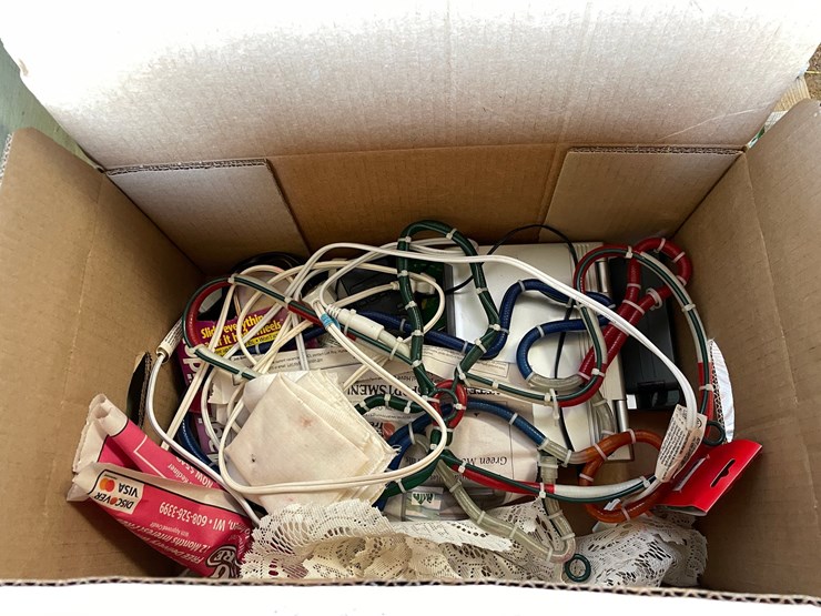#4716-•-assortment-of-christmas-items-image-3