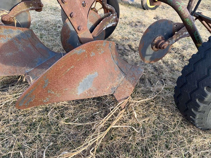 john-deere-pull-type-three-bottom-plow-image-16