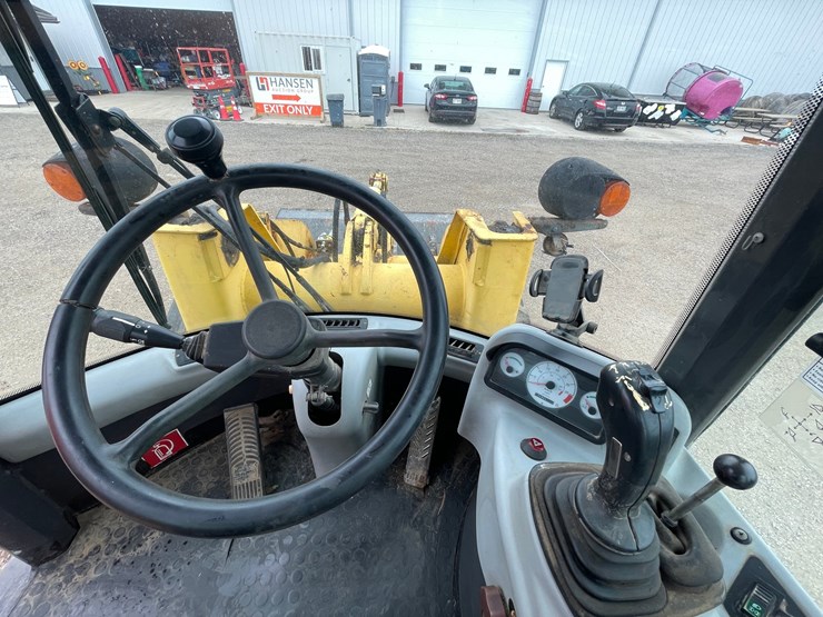 2005-new-holland-lw80b-image-30
