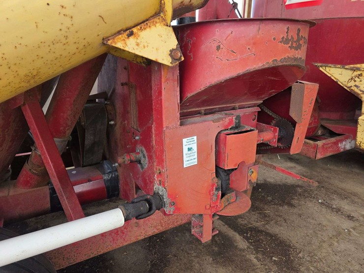 new-holland-352-image-5