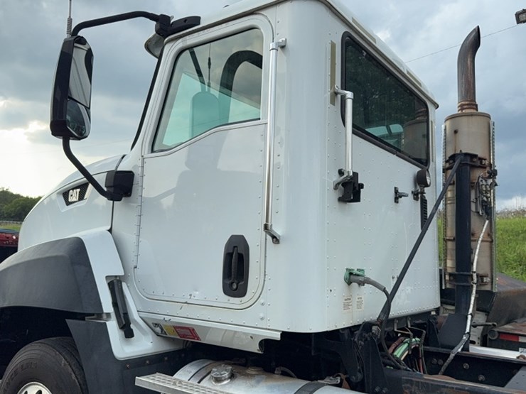 2013-caterpillar-ct660-image-13