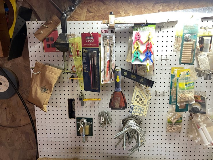 #7125-•-contents-of-pegboard-image-4
