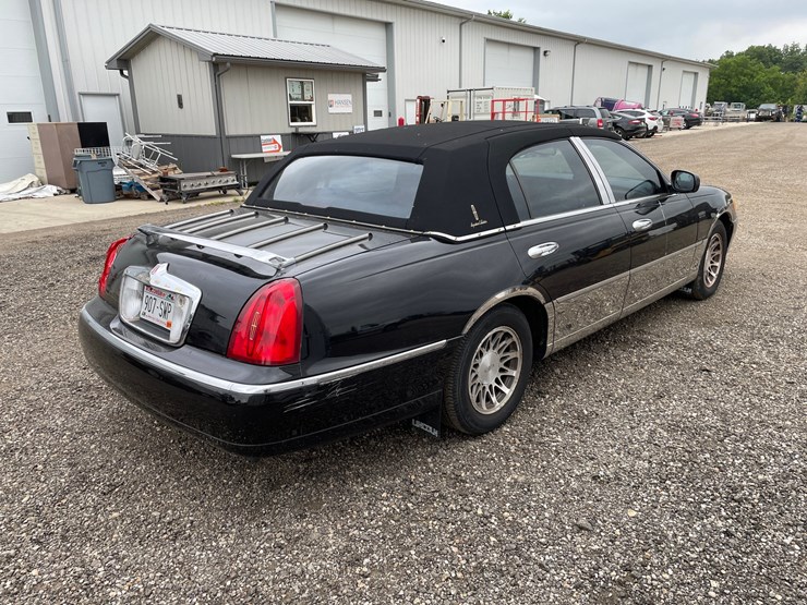#2955-•-2001-lincoln-town-car-signature-collection-sedan-(has-wi-title)-image-3