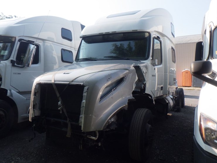 2021-volvo-vnl860-image-1