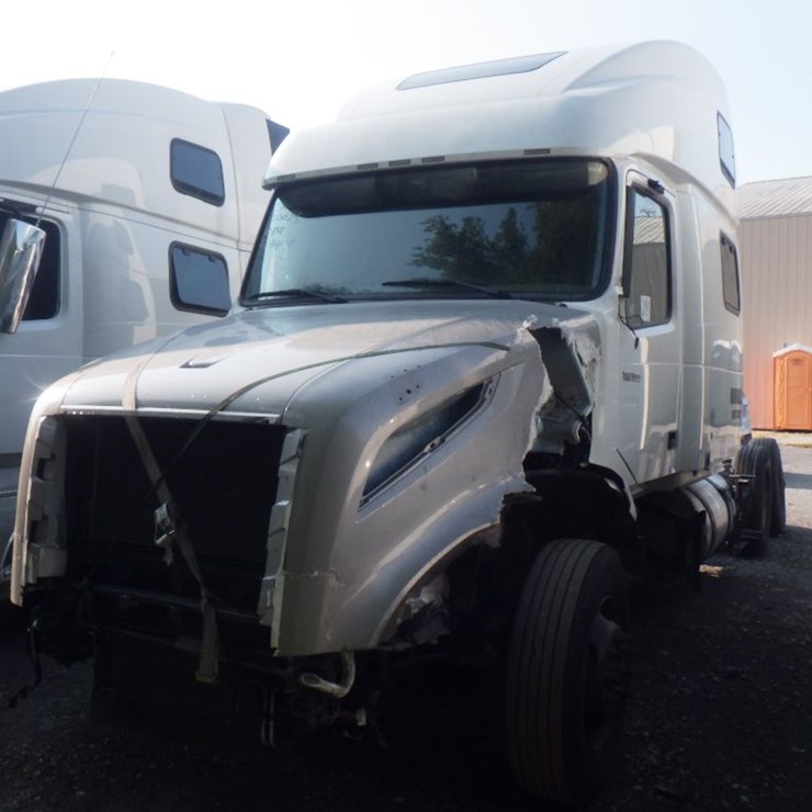 2021 VOLVO VNL860