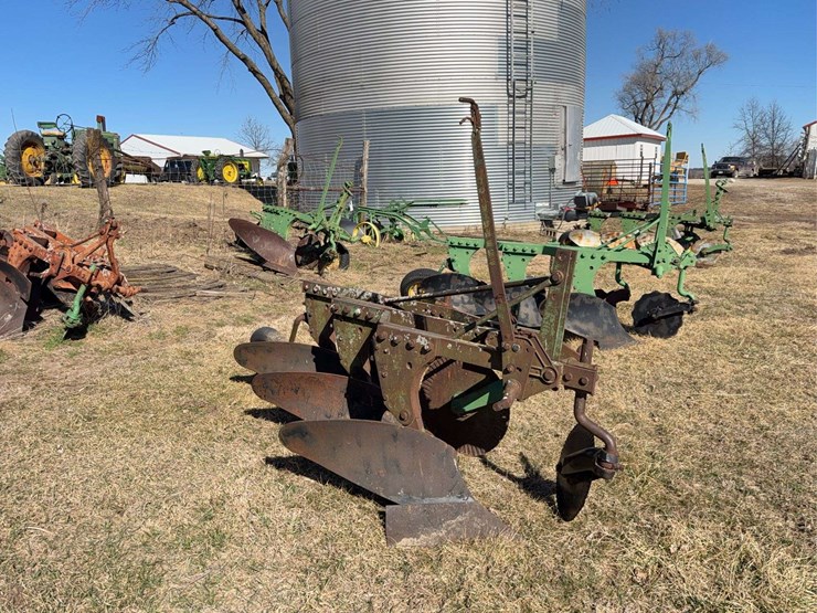 john-deere-three-point-three-bottom-plow-image-1