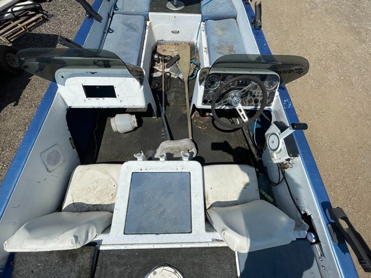 #2398-•-1998-crestliner-boat-with-trailer-(title-in-delay)-image-15
