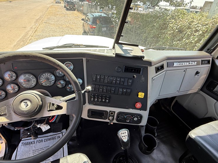 2015-western-star-4900-image-17