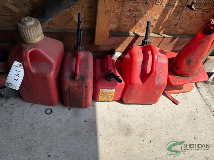 husky-tool-bag-and-gas-cans-image-3