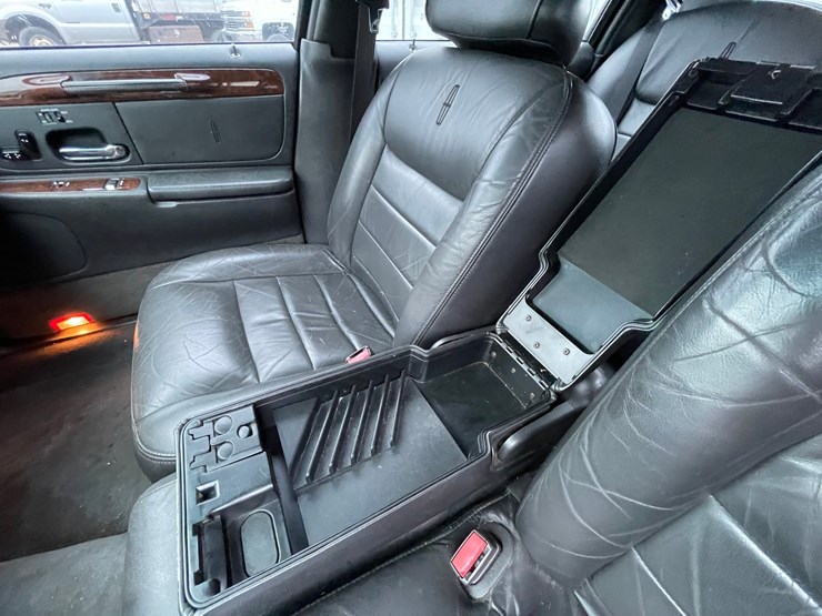 #2955-•-2001-lincoln-town-car-signature-collection-sedan-(has-wi-title)-image-47