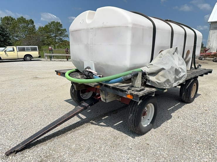 1200-gal.-banded-poly-nurse-wagon-image-1