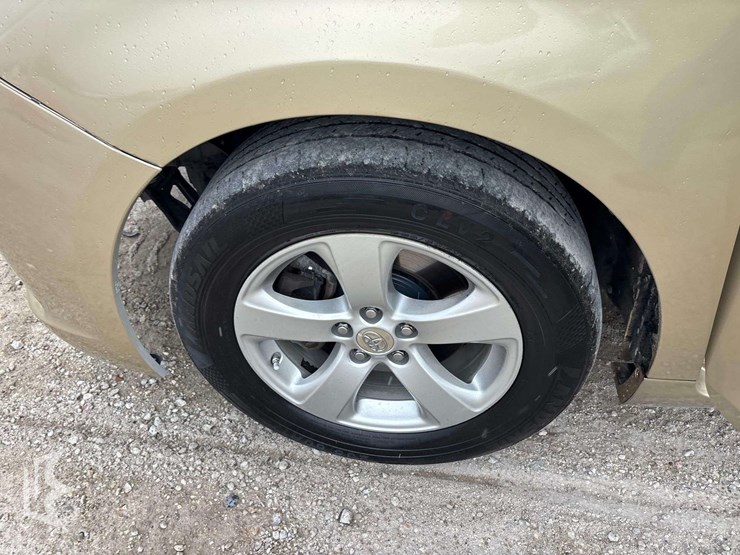 2011-toyota-sienna-image-22