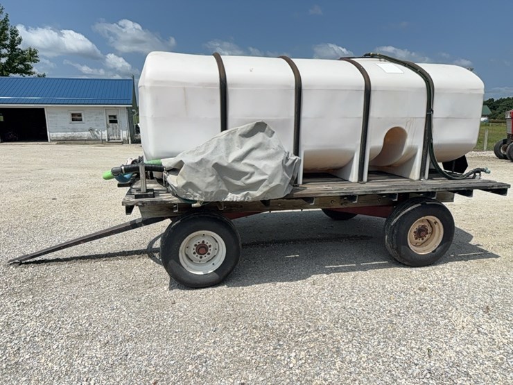 1200-gal.-banded-poly-nurse-wagon-image-3