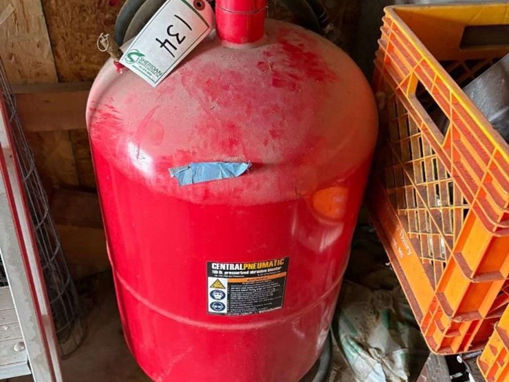 central-pneumatic-10lb-pressure-abrasive-blaster-image-1