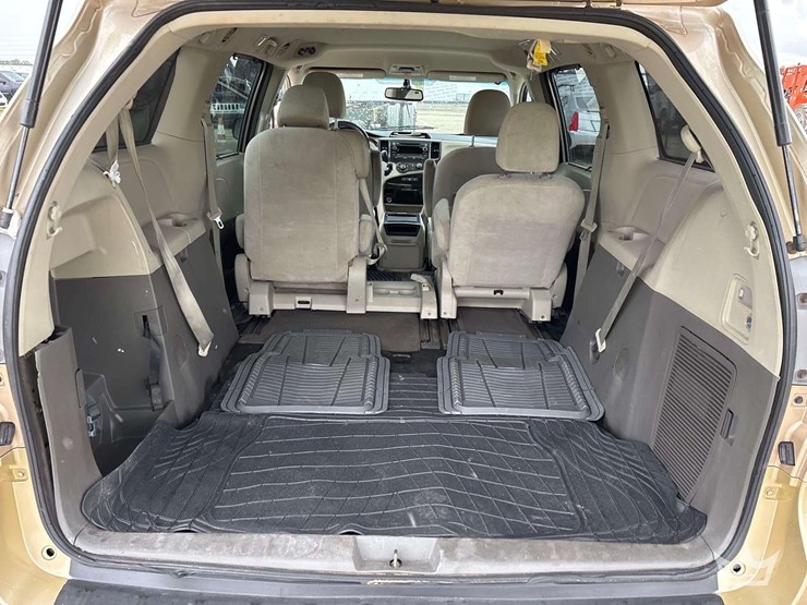 2011-toyota-sienna-image-20