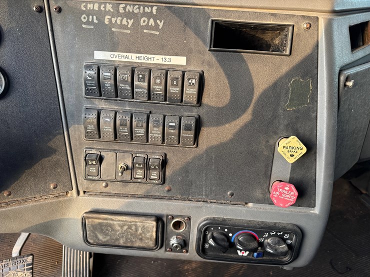2004-western-star-4900-image-21