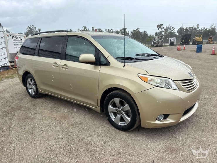 2011-toyota-sienna-image-2