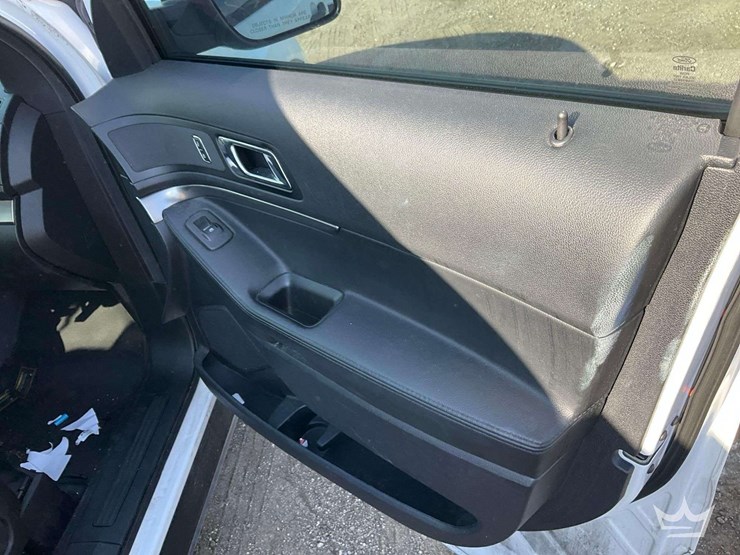 2019-ford-explorer-image-25