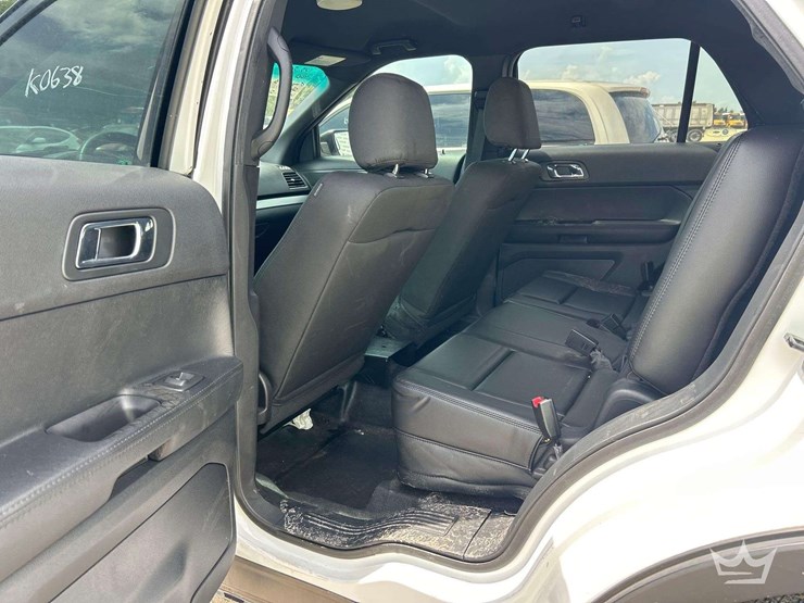 2016-ford-explorer-image-16