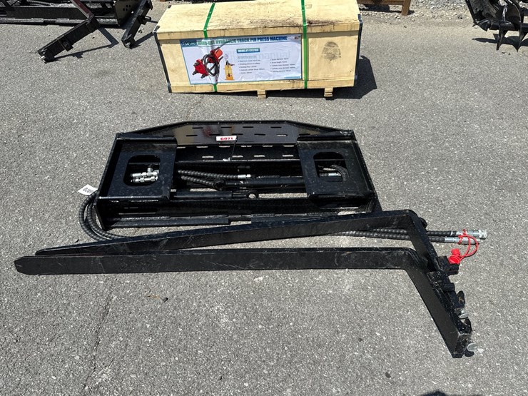 #6071-•-60"-skid-steer-hyd-sliding-pallet-forks-image-1
