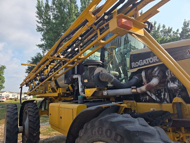 rogator-1074-self-propelled-sprayer,-100'-booms,-currently-winterized,-320/90r50-tires,-rears-with-d-image-11