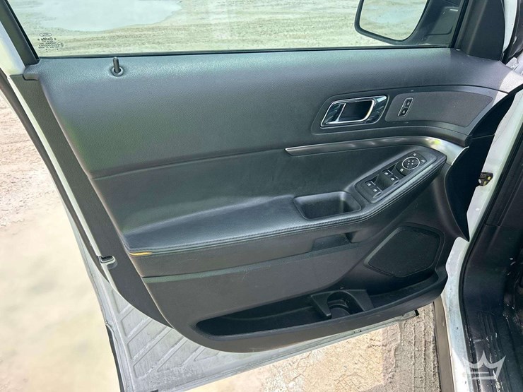 2016-ford-explorer-image-5