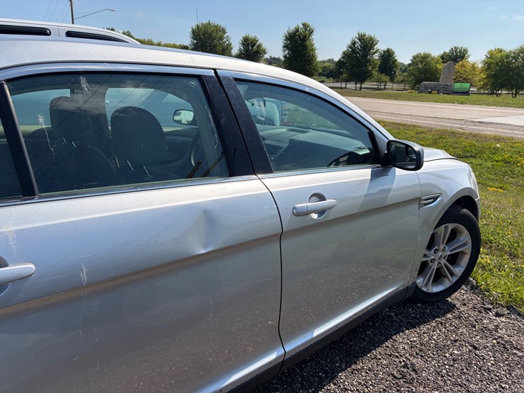 #2391-•-2016-ford-taurus-non-runner(wi-title)-image-15