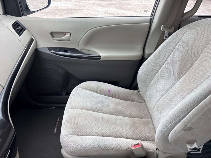 2011-toyota-sienna-image-16