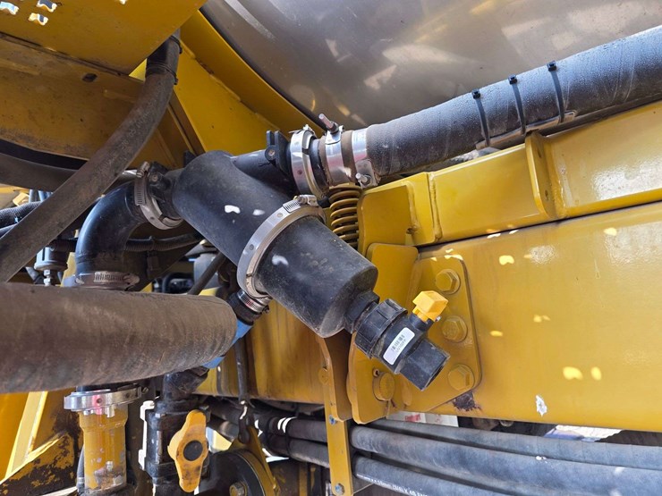 rogator-1074-self-propelled-sprayer,-100'-booms,-currently-winterized,-320/90r50-tires,-rears-with-d-image-39
