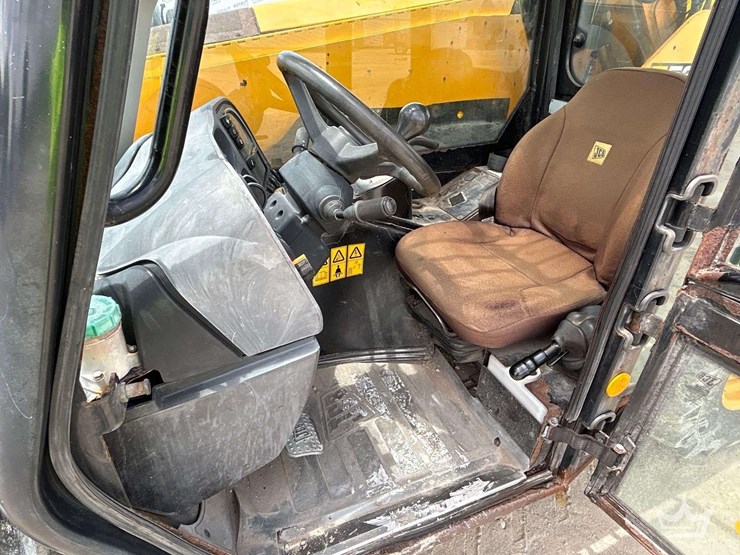 2014-jcb-527-58-image-16