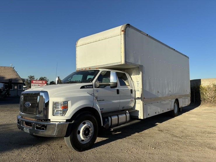 2016-ford-f650-xlt-image-1