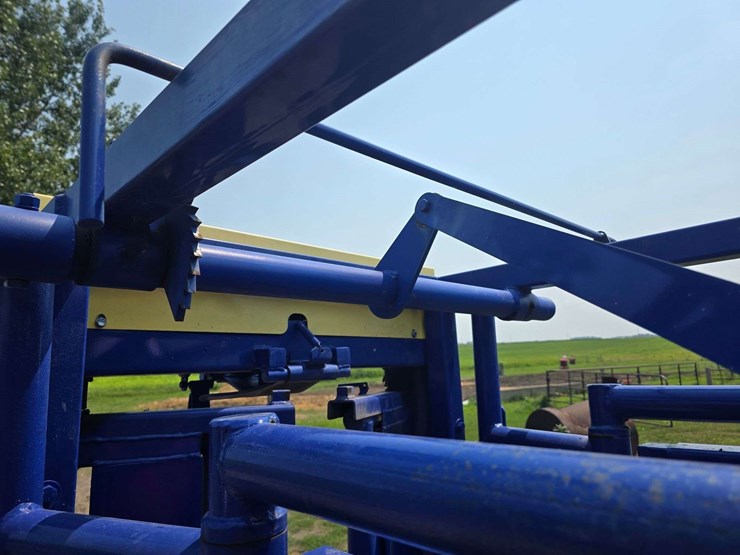 spanier-welding-deluxe-cattle-chute.-per-seller:-this-chute-is-approximately-5-years-old-and-is-in-g-image-37
