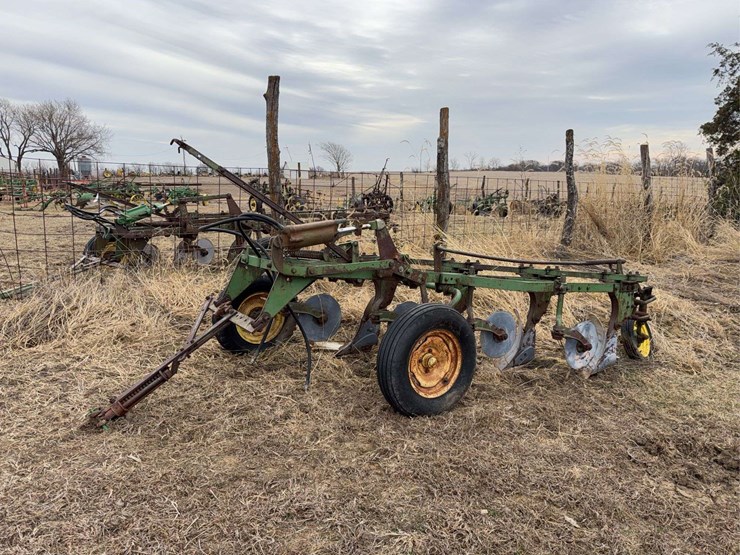 john-deere-pull-type-four-bottom-plow-image-1