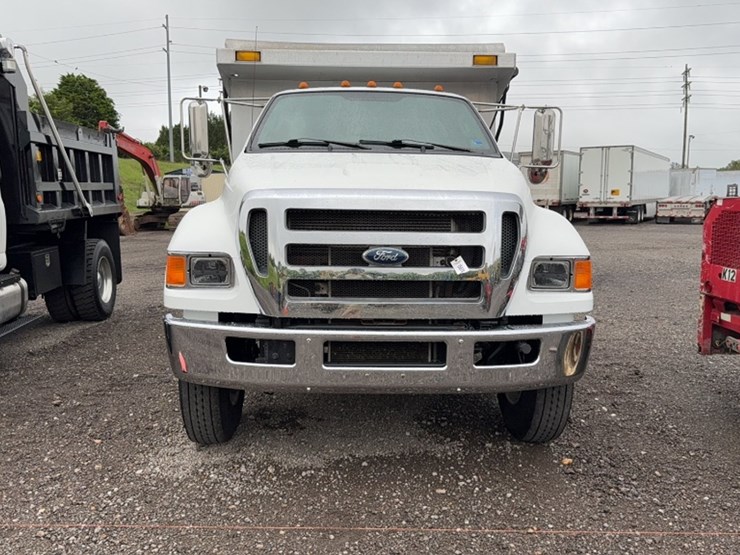2013-ford-f750-image-2