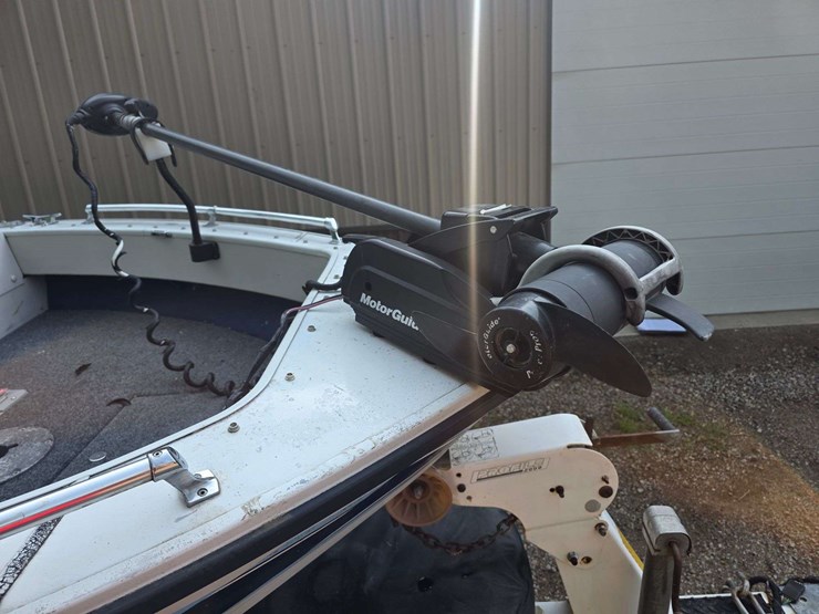 1990-crestliner-phantom-18’-boat-with-120hp-2-stroke-johnson-outboard-motor-and-15hp-johnson-kicker-image-8