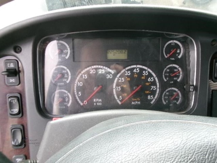 2010-freightliner-business-class-m2-112-image-18