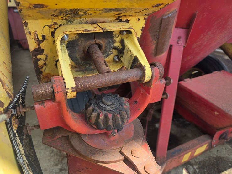 new-holland-352-image-24