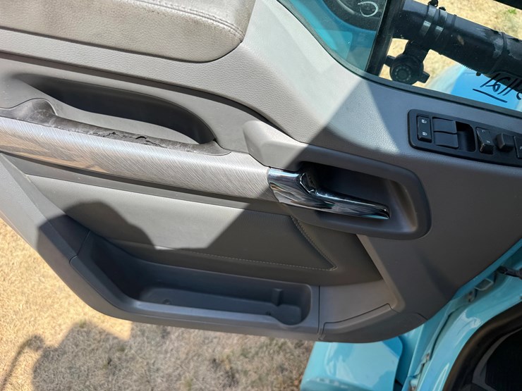 2019-kenworth-t680-image-21