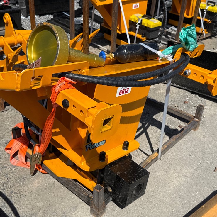 #6013 • SKID STEER HYD POST DRIVER