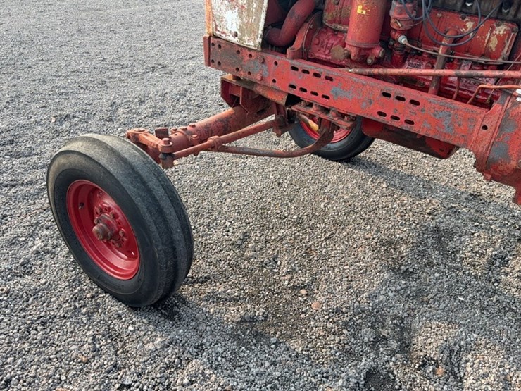 #3047-•-mccormick-farmall-560-tractor-image-15