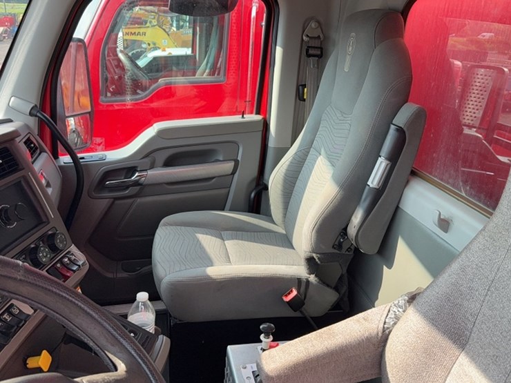 2016-kenworth-t880-image-18