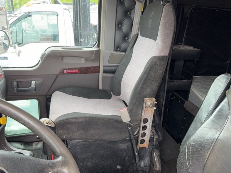 2018-kenworth-t800-image-16