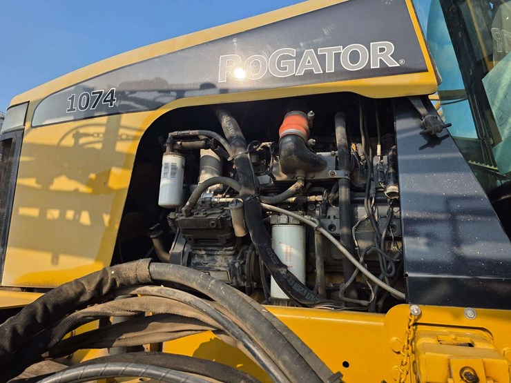 rogator-1074-self-propelled-sprayer,-100'-booms,-currently-winterized,-320/90r50-tires,-rears-with-d-image-43