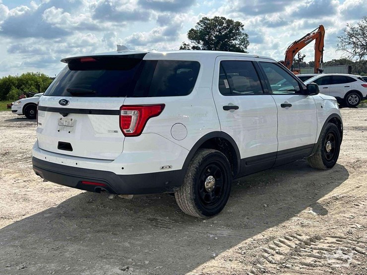 2016-ford-explorer-image-3