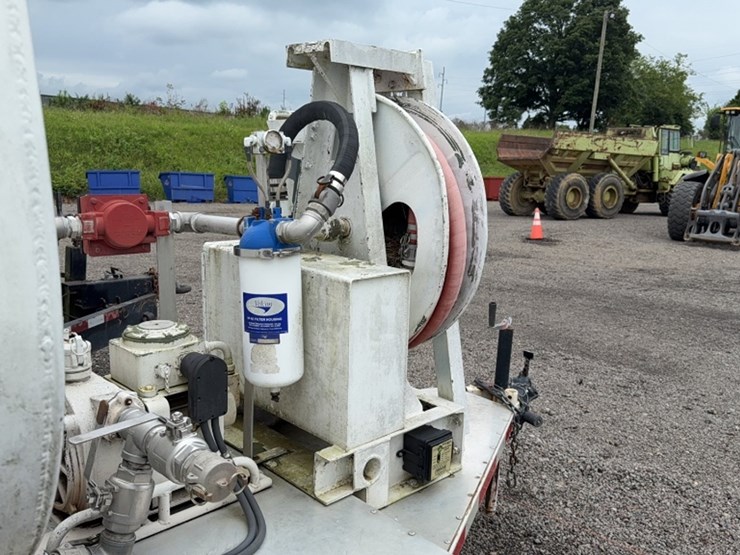 #2098-•-2007-tandem-axle-fuel-trailer-image-4
