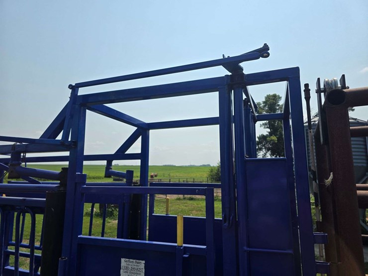 spanier-welding-deluxe-cattle-chute.-per-seller:-this-chute-is-approximately-5-years-old-and-is-in-g-image-34