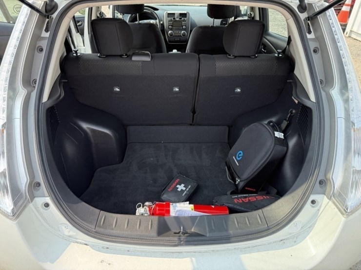 2015-nissan-leaf-electric-sedan-image-13